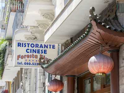 Sulla sinistra ecco il primo pezzo di Cina: un caratteristico ristorante con tanto di lanterne e tipica tettoia in legno